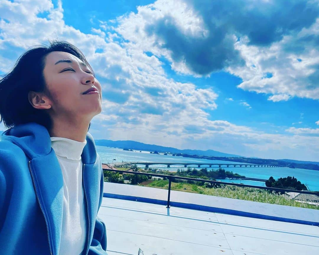 辻やすこさんのインスタグラム写真 - (辻やすこInstagram)「綺麗な海だった。 沖縄県古宇利島。  깨끗한 바다였다 오키나와의 코우리섬🏝️  #okinawa #trip #japantravel  #沖縄 #古宇利島 #満喫 #오키나와 #오키나와여행  #여행 #코우리섬  #섬 #깨끗 #발로미 #발로」2月2日 12時23分 - yasupytsuji