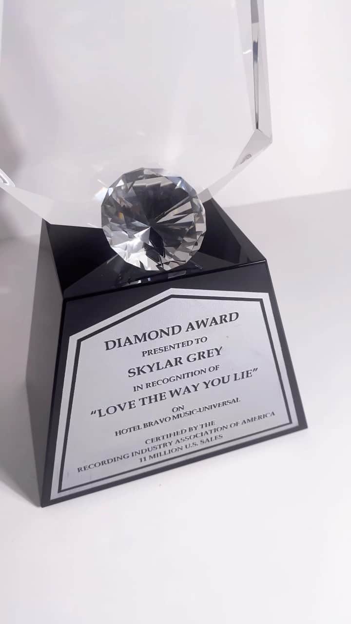 スカイラー・グレイのインスタグラム：「This was by far the proudest moment of my career so far. I think it may also be the most beautiful looking award… #lovethewayyoulie #diamondaward #riaa #eminem #rihanna #superbowl2023 #skylargrey」