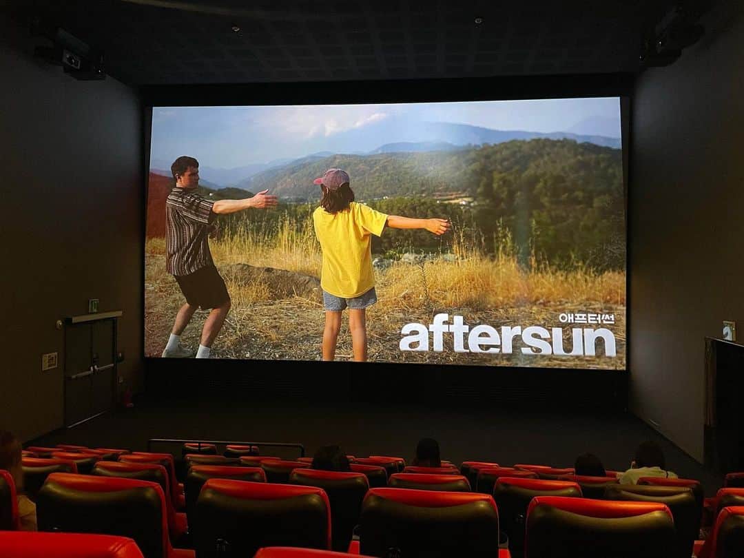 ハン・イェリのインスタグラム：「강렬하고 선명한 자국. #aftersun#movieaftersun」