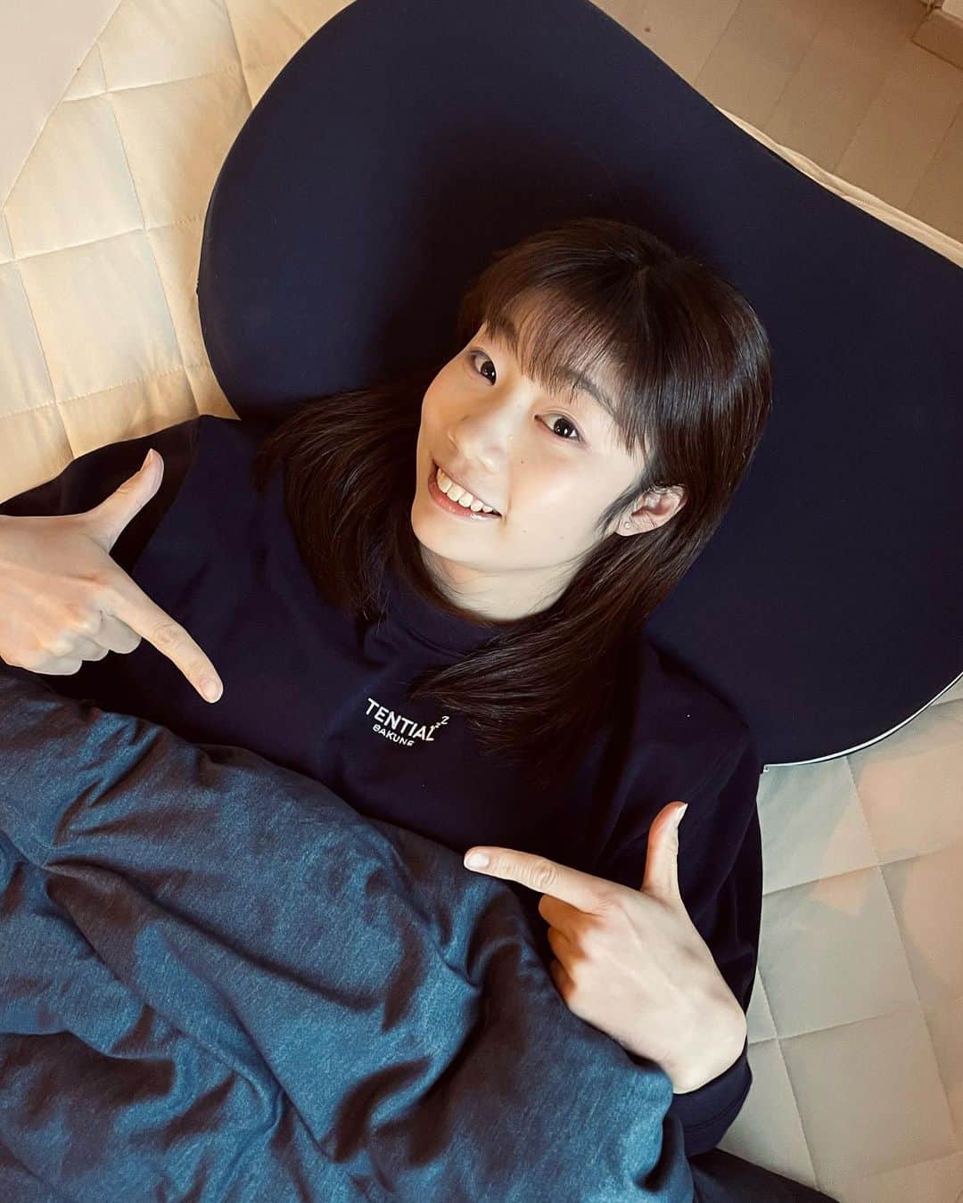 のインスタグラム：「株式会社TENTIAL様から寝具セットを提供して頂きました。 到着してから2週間使用させていただき、そのレビューを書いてみます。  パジャマは冬仕様になっていて、薄いのにとってもあったかくて、しかも静電気が起きづらくて熟睡できます。 シーツと布団もさらっとしていて、でもちょっとだけ持ったりしたような触り心地で静電気がこちらも起きづらく夜もぐっすりでした。 枕も私自身、横向きで寝ることが多く、少し厚みのある高さでだけど、頭に水つくような低反発力がとても寝心地がよかったです。  睡眠は人生の3分の1費やしている時間と言われていて、スポーツ選手にとっては睡眠がとても大事です。  提供してくださりありがとうございました。 ちなみに、肌触りがすごく良かったので、お勧めしたところ、母は個人的に購入していました。笑  #tential #寝具セット　#睡眠　#スポーツ　#回復　#提供　#枕　#シーツ　#布団カバー　#パジャマ　#BAKUNE」