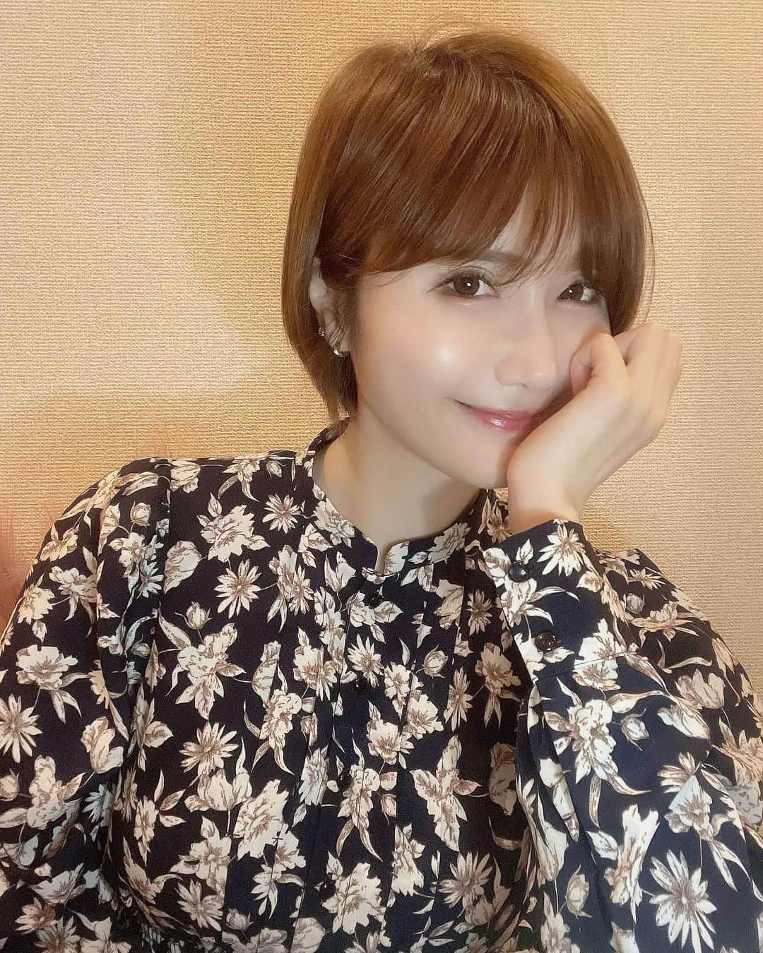 南キカのインスタグラム：「髪が伸ばせません🐈‍⬛ 今日も最高の一日をお過ごし下さい🤍  本日は20時~の配信になります‪❤︎‬‪」