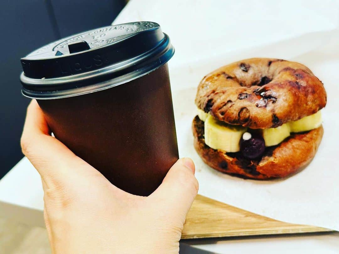 弓月ひろみのインスタグラム：「Hi there🙋‍♀️ Have you had lunch?   My lunch is a high protein bagel sandwich with organic berries and banana 😍 That's awesome! 😋  I was looking for a healthy cafe in 六本木 because I had a mtg here. and I found perfect place to hope.  The Total Foods is a cafe for people who work out. They have high protein menu and low fat menu.  Todays tasks : Meeting in Akihabara, shooting for YouTube, editing videos for web media, paperwork for my company💻  Good luck me! Have a good afternoon 👋  #lowfat #organic #food #roppongi #training #trainee #bagle #totalfoods」