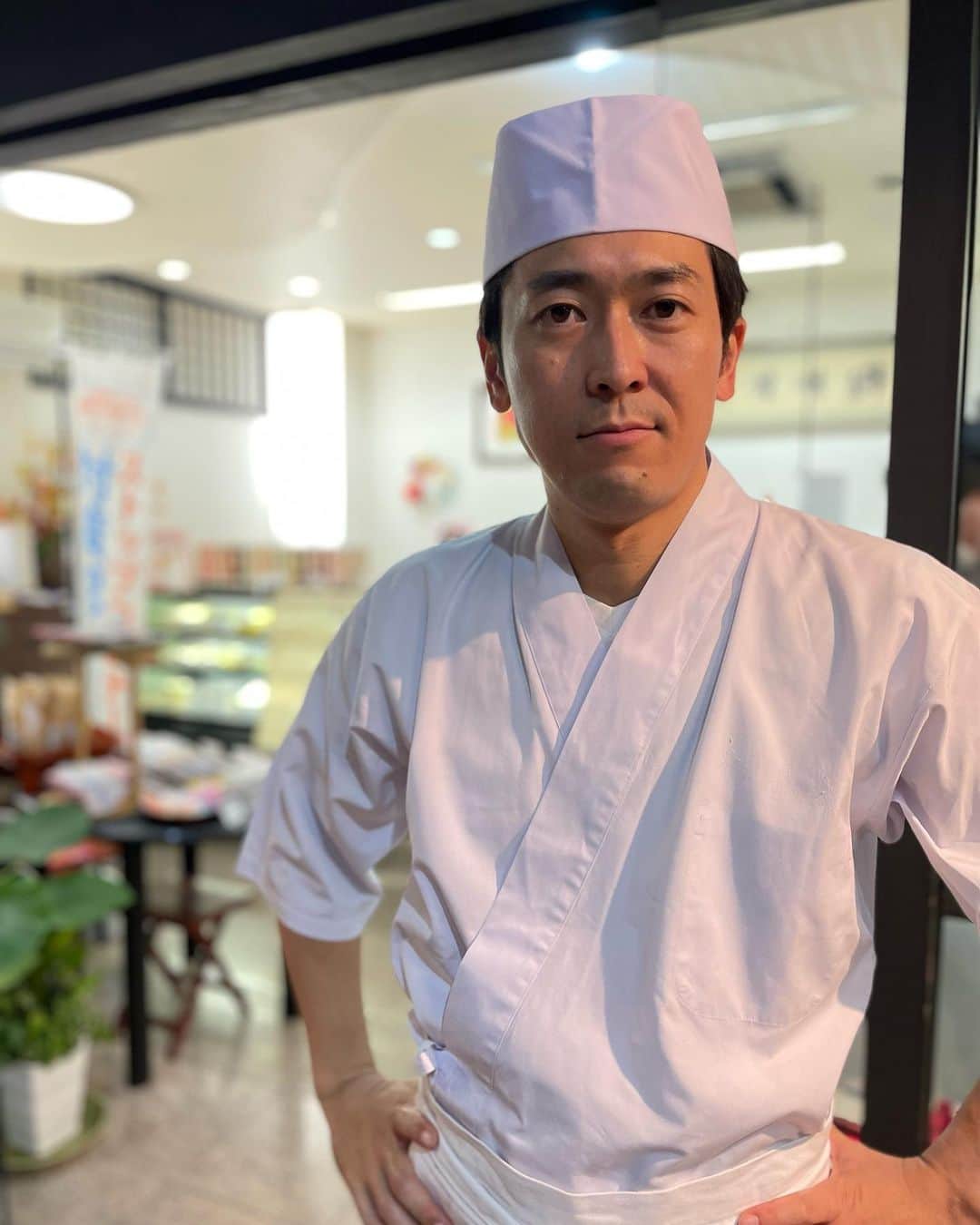 のインスタグラム：「どうも！和菓子屋の若旦那です。  先日放送された「ザ！世界の仰天ニュース」で、福田和子の愛人役でした。  地元の石川の方言、しゃべっとっさけ、見てくだい😄  TVerで2/7まで見逃し配信してるようです。  https://tver.jp/episodes/epy2bv37y1  #仰天ニュース #ザ世界仰天ニュース #石川県 #石川弁 #方言 #和菓子屋 #若旦那 #勢登健雄」