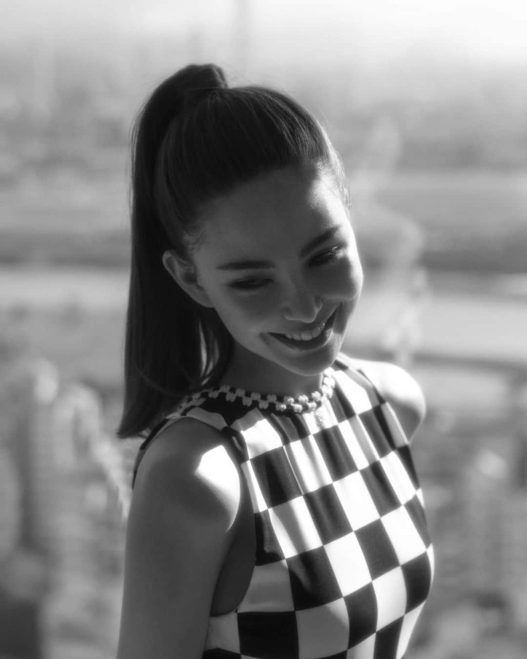 ハンナ・クインリヴァンのインスタグラム：「我的保養日常，最喜歡很保濕的精華跟乳霜，保養的時間對我來說很愜意😌 你們保養的時候最在意什麼？  @chanel.beauty #chanelskincare  #香奈兒1號紅色山茶花」