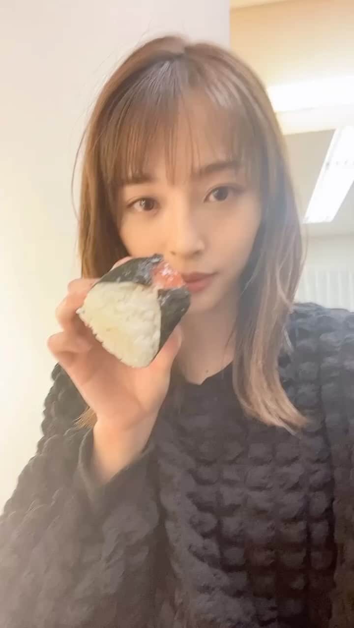 神部美咲のインスタグラム：「収録前に勝負飯です！！！！！ って マネージャーが買ってきてくれました🍙💜  いつからか、私の勝負飯は ウメムスビになった🤣  #ウメムスビ」