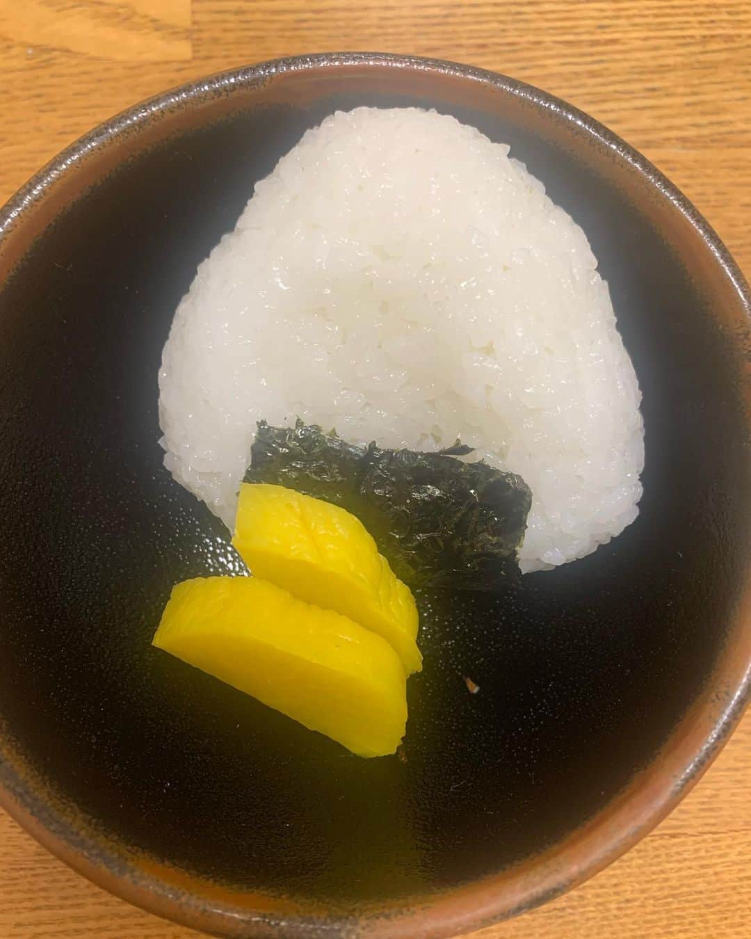 花盛友里のインスタグラム：「こんなに愛おしいフォルムって他に存在する？！ ってなったやつ。 しーかーも、めちゃおいしかった。 どうりでみんな頼んでたわけだ！  撮影と撮影の合間に入ったお蕎麦屋さんのおにぎり。」