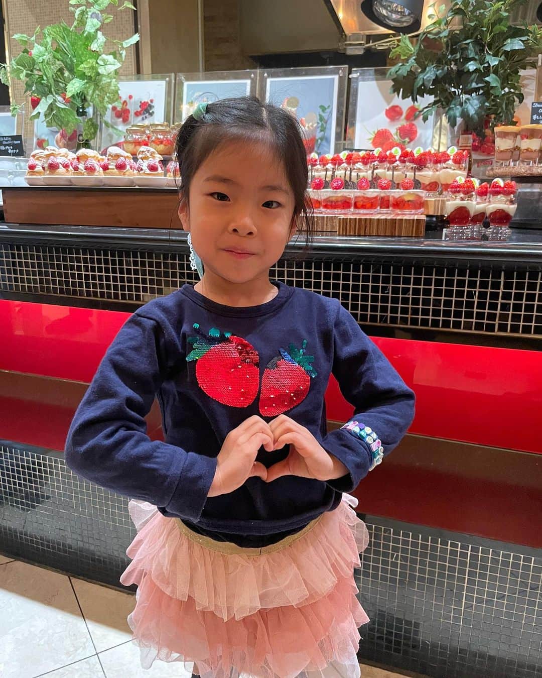 DJ TAROさんのインスタグラム写真 - (DJ TAROInstagram)「昨日は恵比寿のウェスティンホテル、イチゴのビュッフェへ🍓毎年このイベントを楽しみにしてる我が家の双子さんだけどお姉ちゃん熱で来れず😭友人達とも約束してたので 妹ちゃんだけ連れて行きました。サプライズで僕と双子のバースデーしてくれました😭妹ちゃんはお姉ちゃんの心配をしつつですけど 久々にパパと2人デートで楽しかったようです😁 「いちごのパーティーだからイチゴ着る！」って張り切って足元はエナメルのパンプスを。もう5歳だし女子だね。 お姉ちゃん連れてまた来ようね  #双子のパパ」2月2日 13時48分 - djtaro