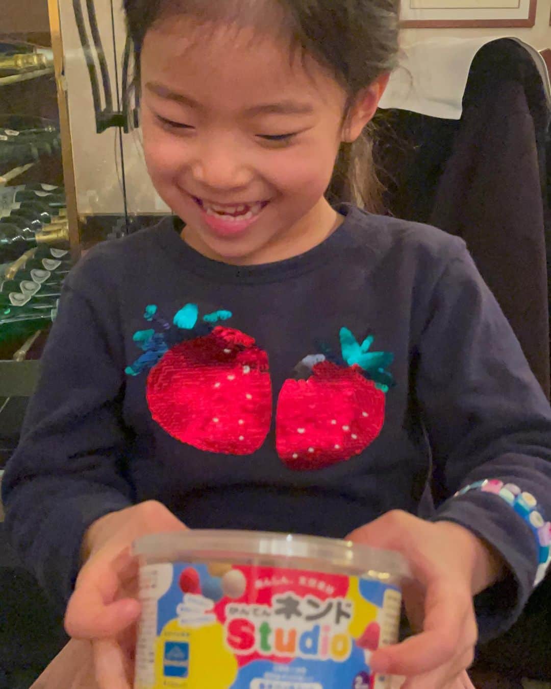 DJ TAROさんのインスタグラム写真 - (DJ TAROInstagram)「昨日は恵比寿のウェスティンホテル、イチゴのビュッフェへ🍓毎年このイベントを楽しみにしてる我が家の双子さんだけどお姉ちゃん熱で来れず😭友人達とも約束してたので 妹ちゃんだけ連れて行きました。サプライズで僕と双子のバースデーしてくれました😭妹ちゃんはお姉ちゃんの心配をしつつですけど 久々にパパと2人デートで楽しかったようです😁 「いちごのパーティーだからイチゴ着る！」って張り切って足元はエナメルのパンプスを。もう5歳だし女子だね。 お姉ちゃん連れてまた来ようね  #双子のパパ」2月2日 13時48分 - djtaro
