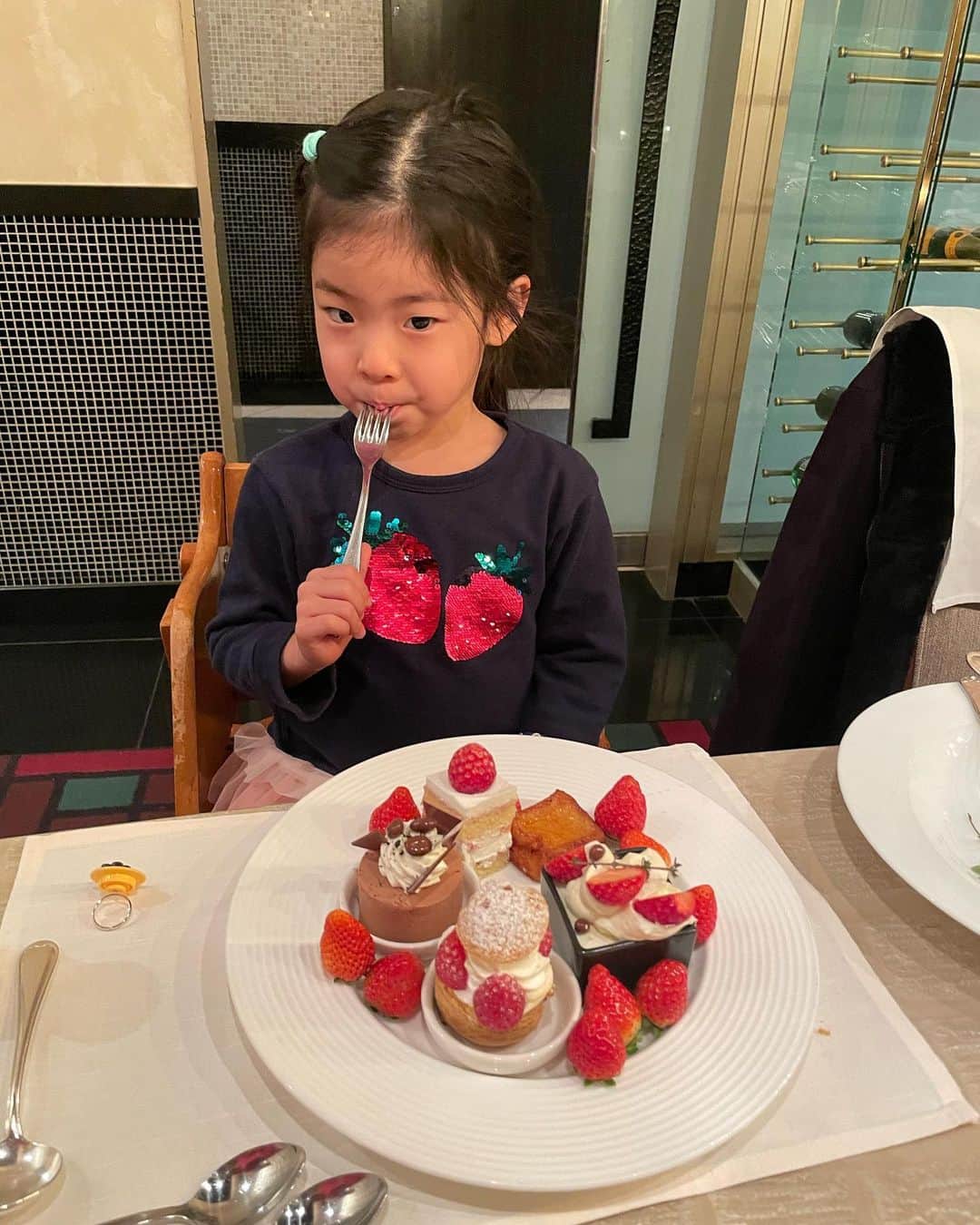 DJ TAROさんのインスタグラム写真 - (DJ TAROInstagram)「昨日は恵比寿のウェスティンホテル、イチゴのビュッフェへ🍓毎年このイベントを楽しみにしてる我が家の双子さんだけどお姉ちゃん熱で来れず😭友人達とも約束してたので 妹ちゃんだけ連れて行きました。サプライズで僕と双子のバースデーしてくれました😭妹ちゃんはお姉ちゃんの心配をしつつですけど 久々にパパと2人デートで楽しかったようです😁 「いちごのパーティーだからイチゴ着る！」って張り切って足元はエナメルのパンプスを。もう5歳だし女子だね。 お姉ちゃん連れてまた来ようね  #双子のパパ」2月2日 13時48分 - djtaro
