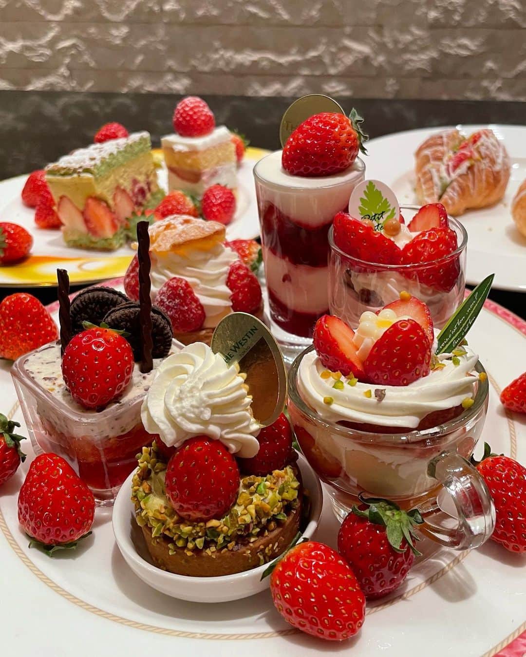 DJ TAROさんのインスタグラム写真 - (DJ TAROInstagram)「昨日は恵比寿のウェスティンホテル、イチゴのビュッフェへ🍓毎年このイベントを楽しみにしてる我が家の双子さんだけどお姉ちゃん熱で来れず😭友人達とも約束してたので 妹ちゃんだけ連れて行きました。サプライズで僕と双子のバースデーしてくれました😭妹ちゃんはお姉ちゃんの心配をしつつですけど 久々にパパと2人デートで楽しかったようです😁 「いちごのパーティーだからイチゴ着る！」って張り切って足元はエナメルのパンプスを。もう5歳だし女子だね。 お姉ちゃん連れてまた来ようね  #双子のパパ」2月2日 13時48分 - djtaro