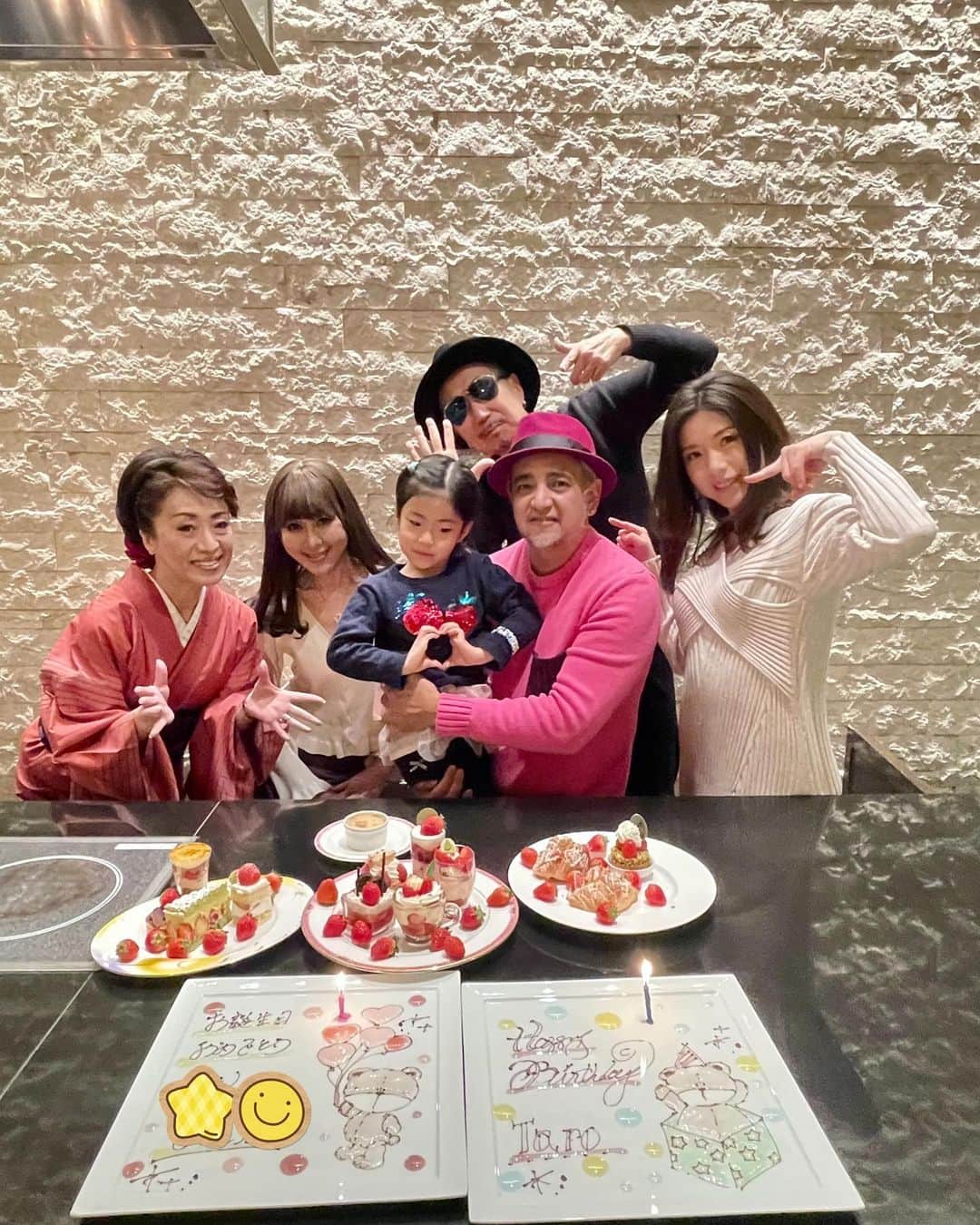 DJ TAROさんのインスタグラム写真 - (DJ TAROInstagram)「昨日は恵比寿のウェスティンホテル、イチゴのビュッフェへ🍓毎年このイベントを楽しみにしてる我が家の双子さんだけどお姉ちゃん熱で来れず😭友人達とも約束してたので 妹ちゃんだけ連れて行きました。サプライズで僕と双子のバースデーしてくれました😭妹ちゃんはお姉ちゃんの心配をしつつですけど 久々にパパと2人デートで楽しかったようです😁 「いちごのパーティーだからイチゴ着る！」って張り切って足元はエナメルのパンプスを。もう5歳だし女子だね。 お姉ちゃん連れてまた来ようね  #双子のパパ」2月2日 13時48分 - djtaro