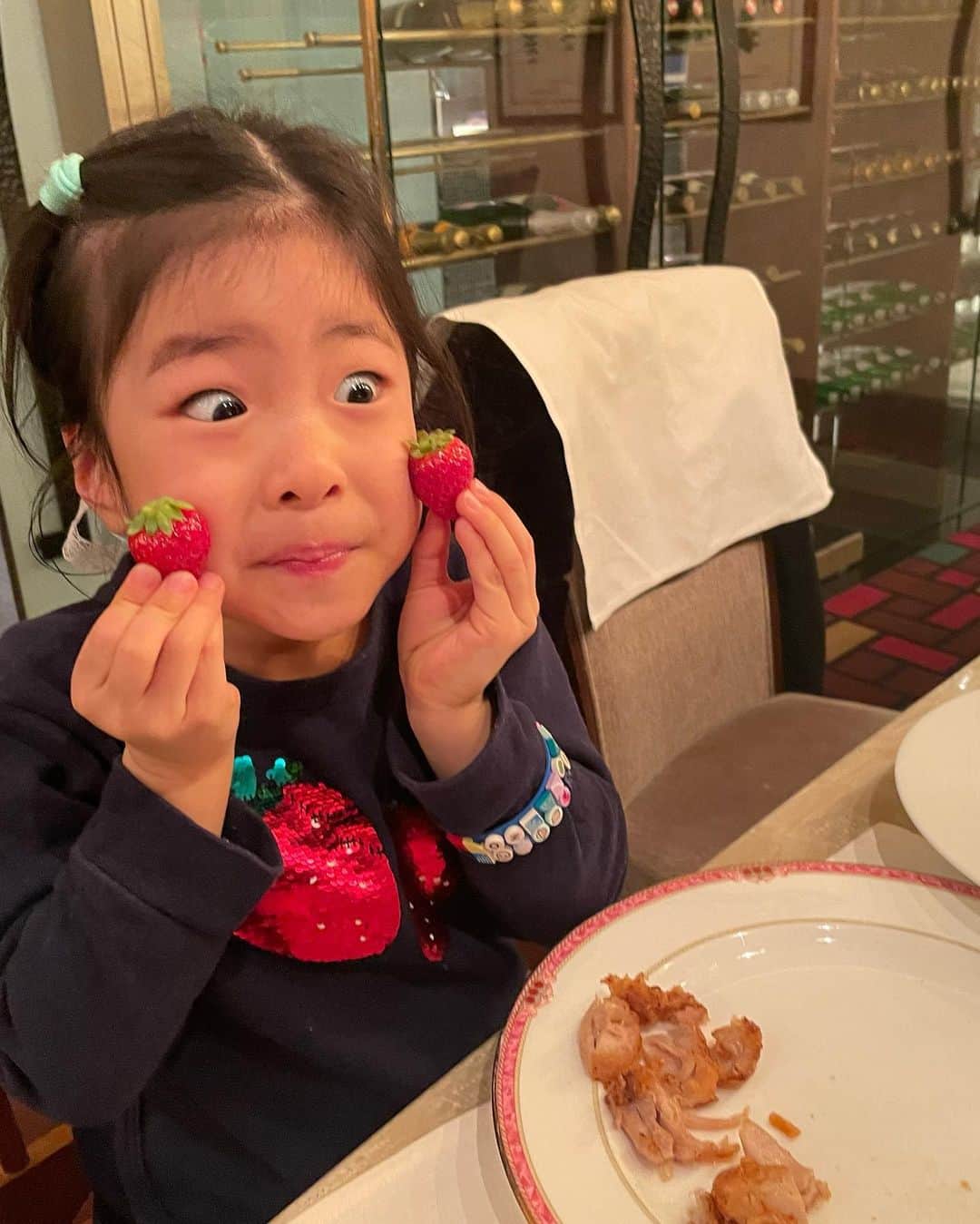 DJ TAROさんのインスタグラム写真 - (DJ TAROInstagram)「昨日は恵比寿のウェスティンホテル、イチゴのビュッフェへ🍓毎年このイベントを楽しみにしてる我が家の双子さんだけどお姉ちゃん熱で来れず😭友人達とも約束してたので 妹ちゃんだけ連れて行きました。サプライズで僕と双子のバースデーしてくれました😭妹ちゃんはお姉ちゃんの心配をしつつですけど 久々にパパと2人デートで楽しかったようです😁 「いちごのパーティーだからイチゴ着る！」って張り切って足元はエナメルのパンプスを。もう5歳だし女子だね。 お姉ちゃん連れてまた来ようね  #双子のパパ」2月2日 13時48分 - djtaro