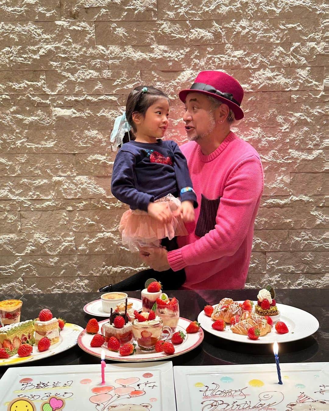 のインスタグラム：「昨日は恵比寿のウェスティンホテル、イチゴのビュッフェへ🍓毎年このイベントを楽しみにしてる我が家の双子さんだけどお姉ちゃん熱で来れず😭友人達とも約束してたので 妹ちゃんだけ連れて行きました。サプライズで僕と双子のバースデーしてくれました😭妹ちゃんはお姉ちゃんの心配をしつつですけど 久々にパパと2人デートで楽しかったようです😁 「いちごのパーティーだからイチゴ着る！」って張り切って足元はエナメルのパンプスを。もう5歳だし女子だね。 お姉ちゃん連れてまた来ようね  #双子のパパ」
