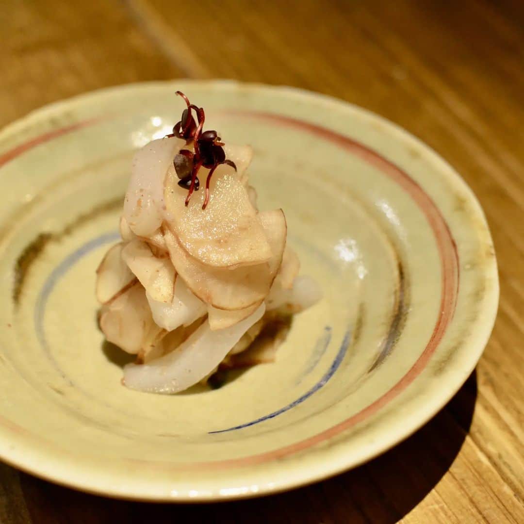 酒井商会さんのインスタグラム写真 - (酒井商会Instagram)「菊芋とあおりいかの梅和え⁡ ⁡ 軽く塩揉みした生の菊芋と、天草のあおりいかのねっとりとした食感。 煎り酒を作る際に使用した梅干しを使ったさわやかな一品。⁡」2月2日 13時57分 - sakai_shokai_shibuya