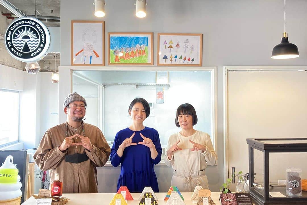 美坂理恵のインスタグラム：「. 以前から伺ってみたかった メイドイン鹿児島のチョコレート「kiitos」。  念願叶って、光文社「半島は日本の台所」大隅半島特集で取材させていただきました。  こだわりのチョコレートも珍しいカカオコーラもビックリするほど美味しく、ときめきました♡  パッケージも手描きのショッパーもたのしい🙌  代表の大山さんにお話を伺った内容や、チョコレートの成形にチャレンジした様子は プロフィールのWEBページからご覧いただけます🙇  #半島は日本の台所 #大隅半島特集 #kiitos #kiitosポーズ」