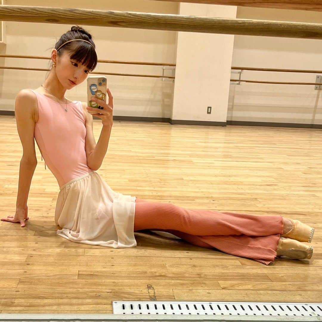 飯島望未のインスタグラム：「Head to toe @levdance look  New items. Love them!  大好きなレヴダンスの 新しいレオタードと レッグウォーマー、スカート、ジャンプスーツ★」