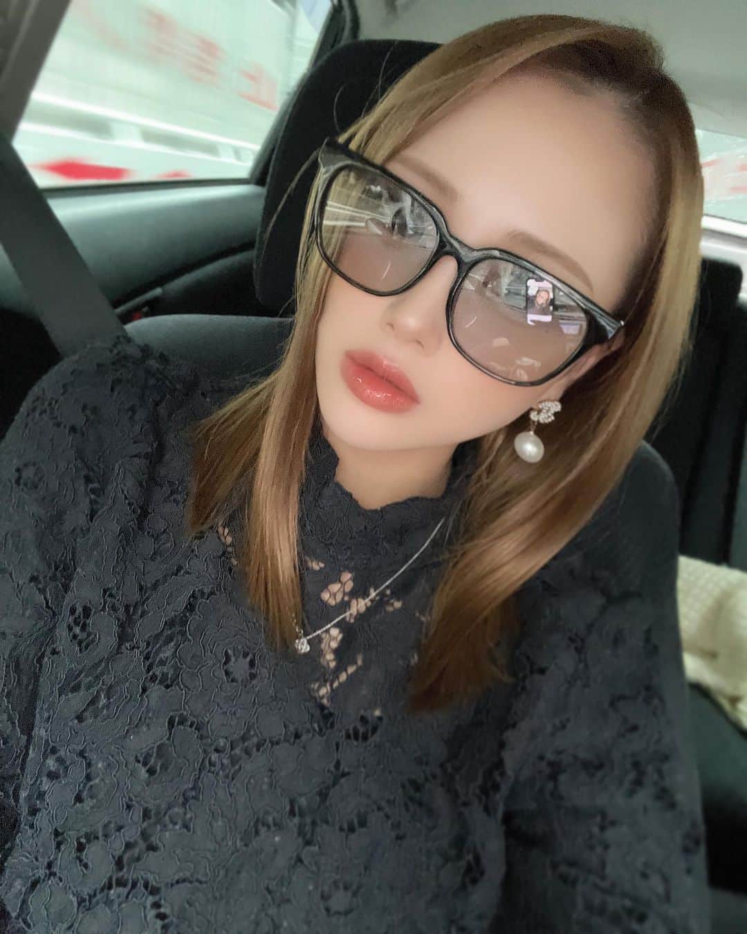 AYAKAのインスタグラム：「前髪のばそっ🕶  いまは髪の毛暗くなっちゃった すぐ明るくしたくなる😩✂︎」