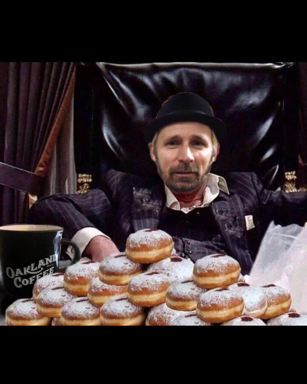マイク・ダーントのインスタグラム：「celebrating 29 years of  d🍩🍩kie got me feeling like the Donut King!  We gonna need more  @Oaklandcoffee 😎🤘☕️」