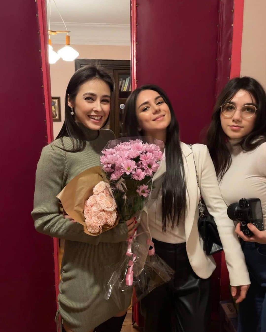 アンナ・オフチャロワのインスタグラム：「на мою лекцию с 1 анонса в сториз и одного поста пришло 16 человек🙈  у меня не большие охваты, с нового года я не закупала никакой рекламы.   анонсировала в четверг, провела во вторник😅 до вторника поняла, что это будет большой лекторий, где лекции читать буду не только я, но и приглашённые гости🔥  как это возможно?   если есть уникальные знания и опыт, то ими нельзя больше не делиться. все приглашённые были из разных сфер, но они используют сторителлинг в своей работе. кто-то был моим клиентом, кого-то приходил, когда у меня был формат консультаций, были дорогие коллеги и близкие, которым я рассказываю о своей работе.  в общем,  пришли все те, кто уверен в моих знаниях❤️  следующая лекция в четверг😘 анонс сделаю завтра!」