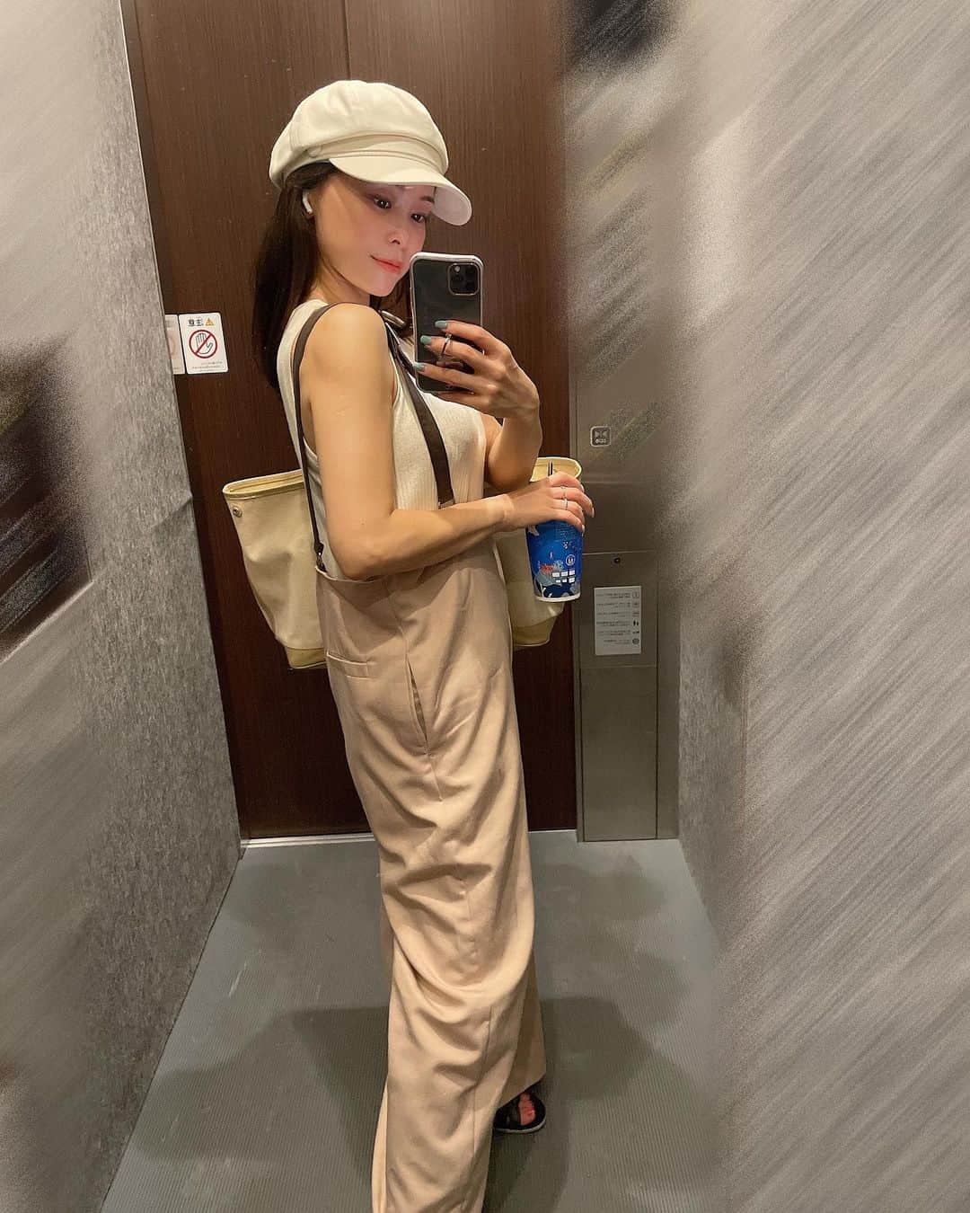 JUNのインスタグラム：「ナツガスキ、パートツー🦭  そして今日は寝ても寝ても眠たい日🥱 そんな日もあるよね  もうすぐ満月だし生理だから 仕方のない現象として真摯に受け止めて 抵抗せずちゃんとしっかり寝た🙌🏻←  起きる全ての事に抗わない  しかし早く夏来ないかな〜  #summer#summervibes #夏が好き #夏女#oodt #fashion#fashionstyle #アラサーコーデ#コーディネート#お洒落好きな人と繋がりたい #ピラティス #ピラティスインストラクター #艶肌 #アロマ美容 #アラサー美容 #綺麗になりたい #綺麗になりたい人と繋がりたい #インナービューティー」