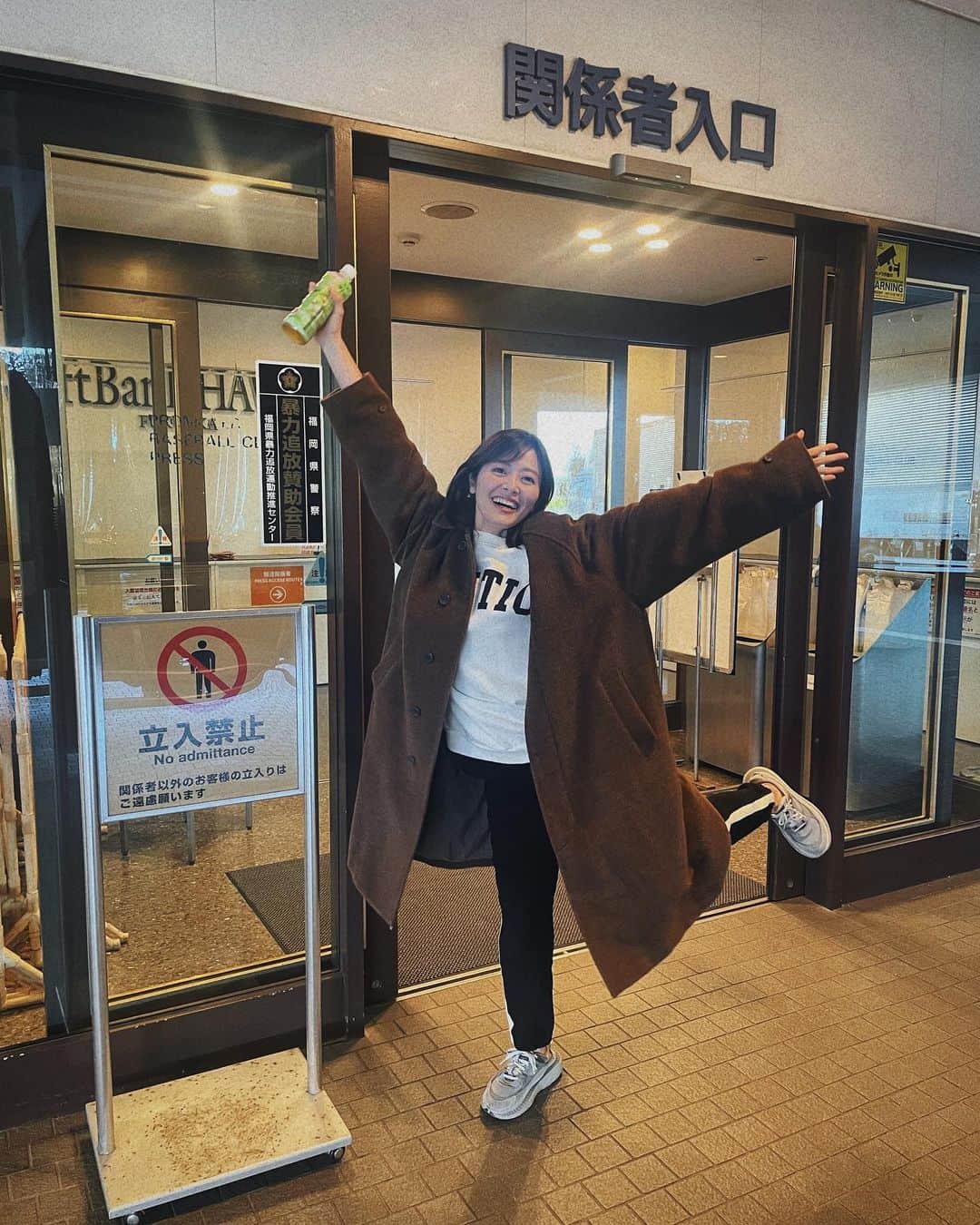 井上志帆子のインスタグラム：「#元バイト先#ホークス#ソフトバンクホークス#汗だくで受付してた#なちー 1回表のウラ撮影時に通ったので撮ってもらいました🫰🏼🔥」