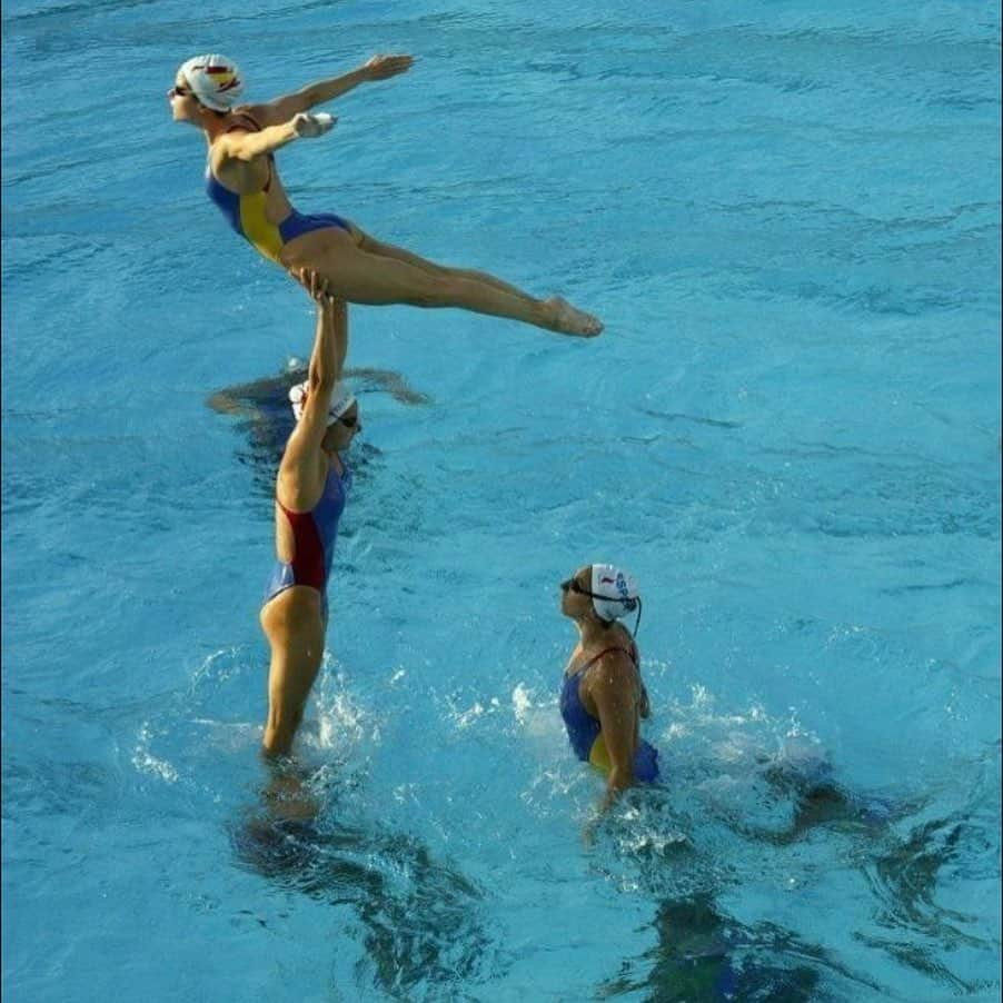 アンドレア・フエンテスさんのインスタグラム写真 - (アンドレア・フエンテスInstagram)「Happy girls and woman in sports day!! Celebrando el 20 aniversario de esta histórica subida! Entonces era la 1a vez que había conexiones entre dos torres y fue toda una revolución en nuestro deporte! Todavía recuerdo el día que lo entrenamos por primera vez. En casa con mi hermana Tina, habíamos fantaseado con la idea de hacer como la peli de Dirty Dancing (que nos encantaba y habíamos visto mil veces…) llegamos al entreno y nos pusimos cabezonas que había que hacerlo. Y después de meses de entrenamiento, lo presentamos con el equipo en el mundial de Barcelona 2003. Las mejores “pushers” empujando a dos hermanas saltadoras con pelotas 😜 … Y así, sin más, nacieron las subidas de conexiones en la Natación Artística. #batallitas #mysisterandI❤️」2月2日 15時19分 - andreafuentes83