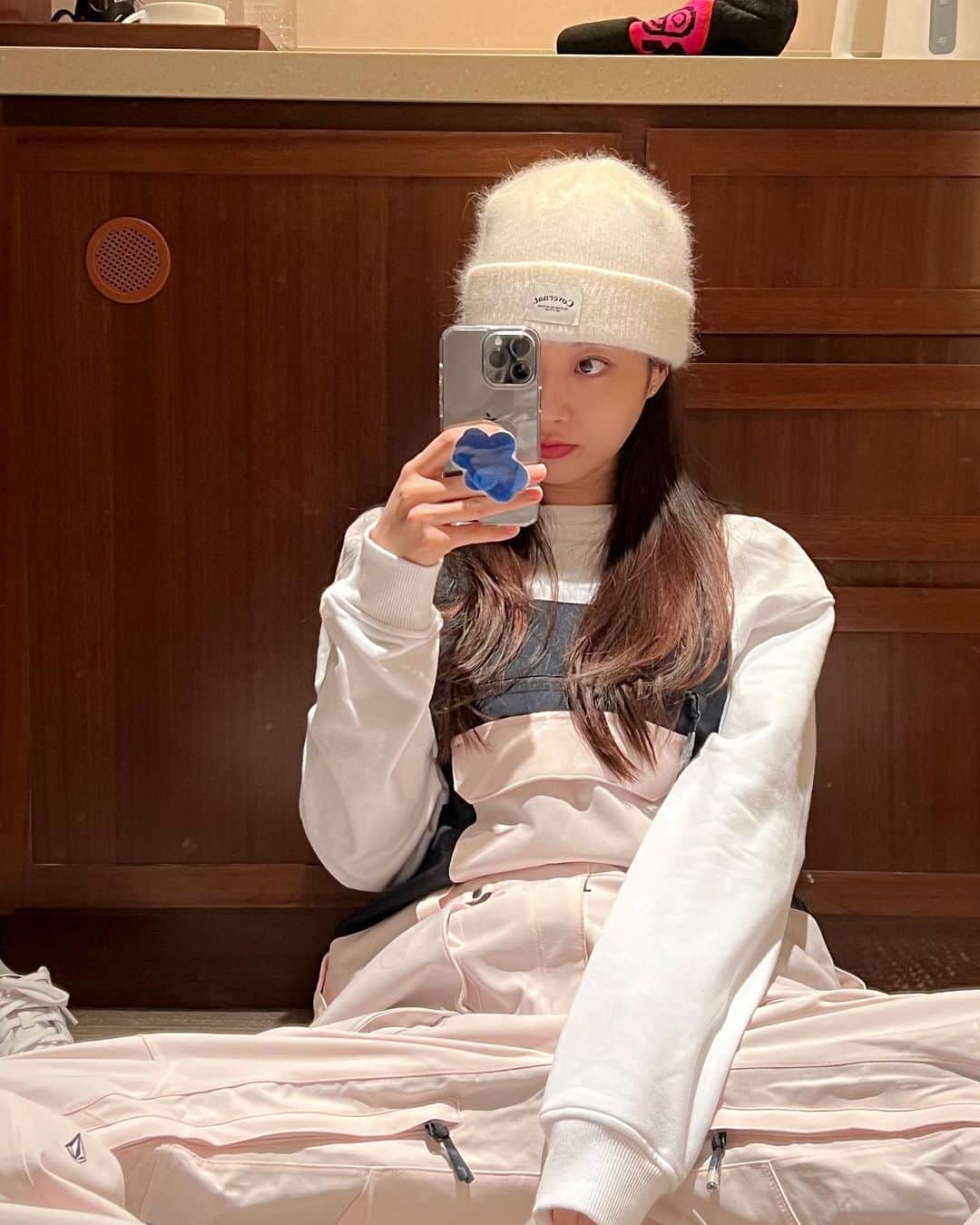 ギョンリ のインスタグラム：「#꽃보더 의 길은 멀고도 험하다..🏂 어젠 제대로 넘어져서 엉덩이에서 뽀깍 소리남..💦💦💦」