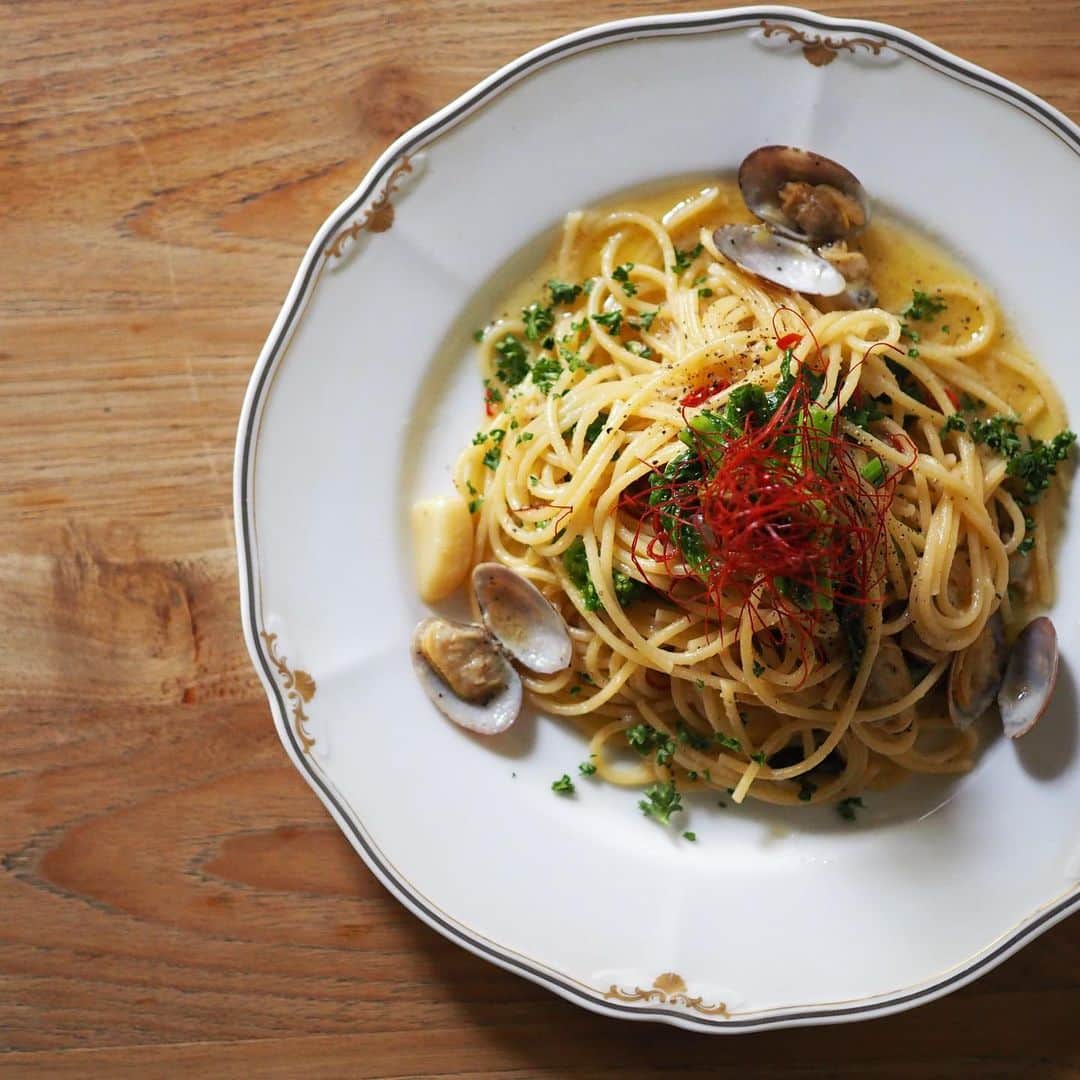 パスタ食堂 アントロワのインスタグラム：「. 2月からスタート！！ 季節限定パスタ 〜菜の花とアサリのペペロンチーノ〜 . . 大きい寒波が過ぎ去ったようで。 だんだんと春の足音が聞こえてきそうですね…！ . . 春を感じる菜の花を使ったペペロンチーノ。 アサリのうまみと菜の花のほろ苦さ、 唐辛子のピリッと感が最高です😋 ． 辛いのが苦手な方は唐辛子抜きも出来ますので お気軽にスタッフまで！！ . . ご来店お待ちしております😌 . . . .  ⌒⌒⌒⌒⌒⌒⌒⌒⌒⌒⌒⌒⌒⌒⌒⌒⌒ 【姉妹店の生パスタ】 アンソレイユ @ensoleille_okayama . 【美容室】 凪 _hair salon nagi_ @nagi_okayama . 【パンと焼き菓子と珈琲】 グラハムマーケット @market＿okayama ⌒⌒⌒⌒⌒⌒⌒⌒⌒⌒⌒⌒⌒⌒⌒⌒⌒ . パスタ食堂 アントロワ [定休日なし] LUNCH11:00~15:00(14:00os) DINNER17:00~22:00(21:00os) ※15:00~17:00の間はお休みです。 . 岡山市北区表町1−9−67(オランダ通り) ☎︎086−953−4696 ご予約→「アントロワ 」で検索🔍」