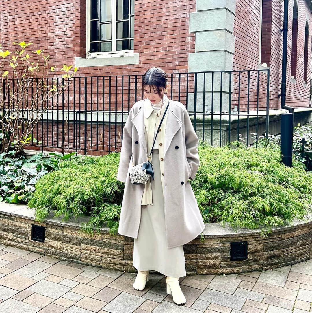 ayakoさんのインスタグラム写真 - (ayakoInstagram)「安定の淡色コーデ🫶✨ @akte_official のジャケットは薄手だからコートの下に着てもごわつかないし、襟が可愛い😍 冬服に飽きてくる頃だから、春物も上手く取り入れながら楽しみたいな💖 ・ #ラウンドカラーフェイクレザージャケット#akte#アクテ#春服#galerievie#nae#maisonmargiela#tabiboots#タビブーツ#loewe」2月2日 15時47分 - aya.masayan