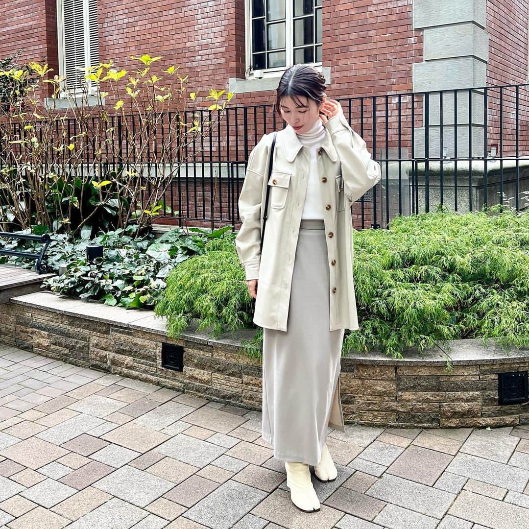 ayakoさんのインスタグラム写真 - (ayakoInstagram)「安定の淡色コーデ🫶✨ @akte_official のジャケットは薄手だからコートの下に着てもごわつかないし、襟が可愛い😍 冬服に飽きてくる頃だから、春物も上手く取り入れながら楽しみたいな💖 ・ #ラウンドカラーフェイクレザージャケット#akte#アクテ#春服#galerievie#nae#maisonmargiela#tabiboots#タビブーツ#loewe」2月2日 15時47分 - aya.masayan