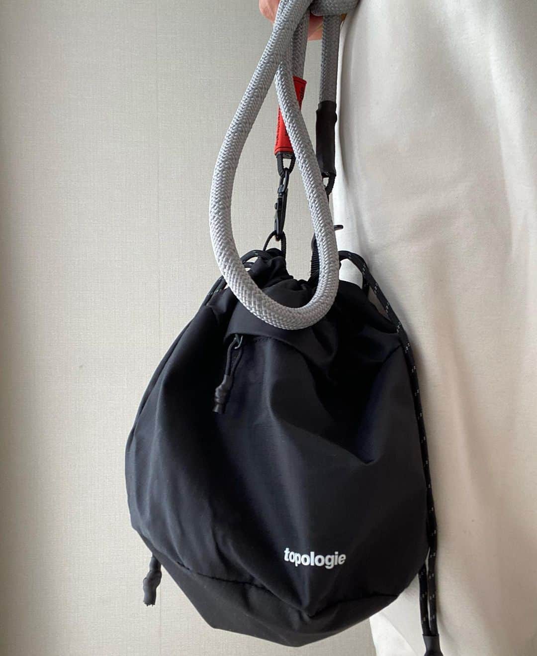 半田麗さんのインスタグラム写真 - (半田麗Instagram)「@topologie.jp の巾着バッグ  軽いし意外と物が入るし合わせやすいしで、最近毎日これ❤️‍🔥 #topologie #ママバッグ」2月2日 15時55分 - rei__handa