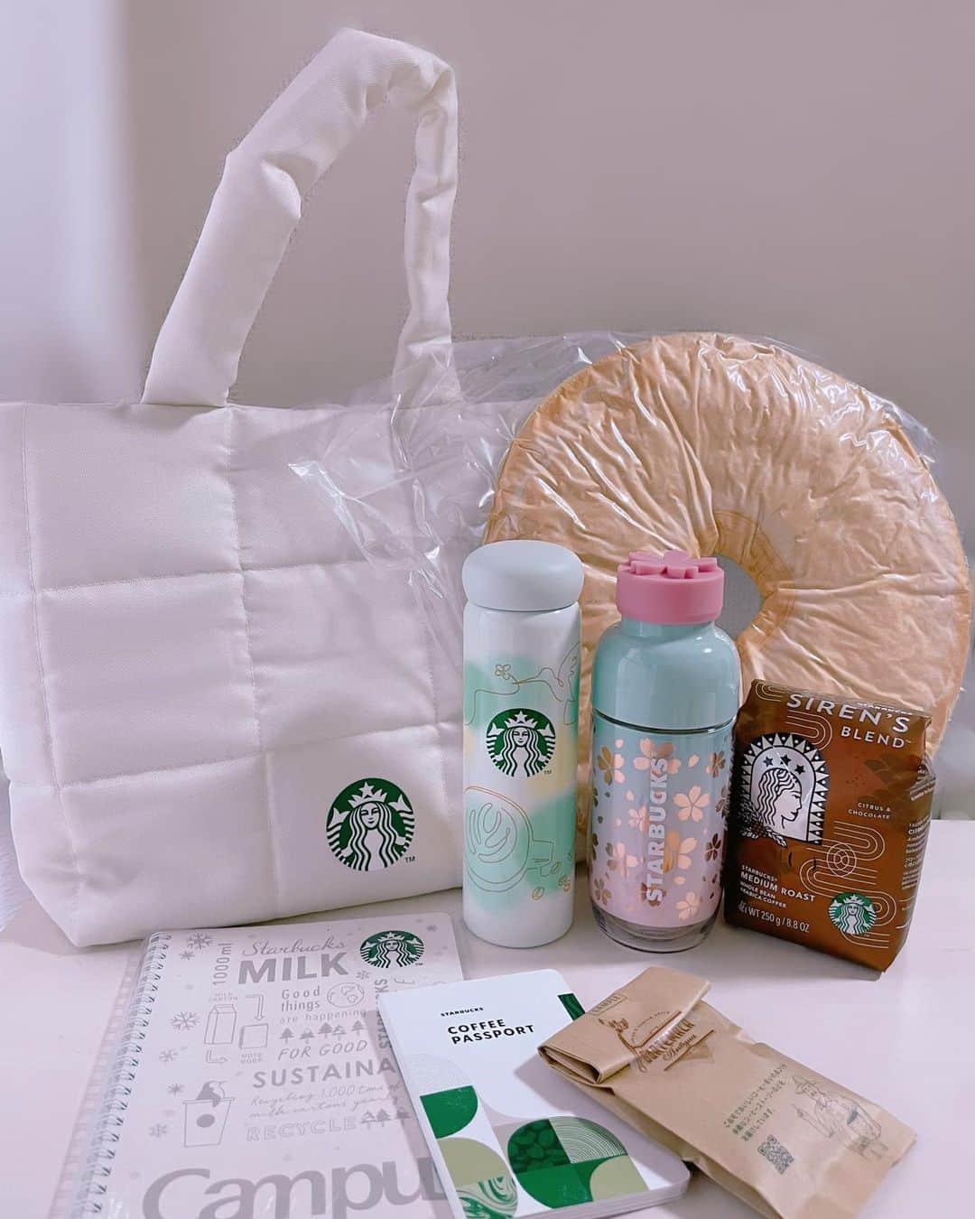 鈴木優梨のインスタグラム：「☕⸒⸒ スターバックスの福袋を頂きました🥹❣️  毎年応募してるけど1度も当たったことなくて  今回のキルティンクバッグがとっても可愛かったので嬉しすぎるッ🥺💓   コーヒー豆の引換券はロースト強いのが苦手だったので スタバのお姉さんオススメのSIREN'S BLENDにしてみました🥰  GUATEMALAのサンプルも頂いたので 飲み比べてみようっと☕⸒⸒  可愛いタンブラーも入っていたので マイタンブラー女子になろうかな👧  この他にドリンクチケットやオリジナルブレンド豆等も入ってました✨️  プレゼントしてくださった方にただただ感謝です🥹✨️  #スタバ福袋 #スターバックス福袋 #マイタンブラー #福袋2023 #プレゼント」