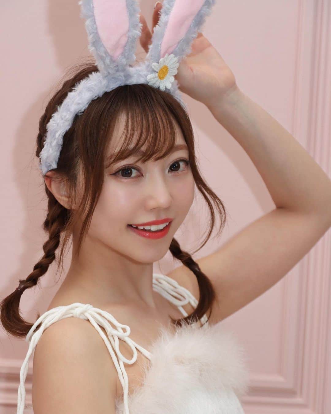 城戸ひなののインスタグラム：「* 今日は #ツインテールの日  三つ編みツインテールなひなの🐰🐰🐰 . . *  #ツインテールアレンジ  #うさ耳  #かわいい  #美女  #モデル  #レースクイーン  #ポートレート #被写体  #撮影会  #ファインダー越しの私の世界  #팔로우미  #粉我  #人像攝影  #smile  #asiangirl  #racequeen  #model  #portrait  #good_portraits_world  #followme」