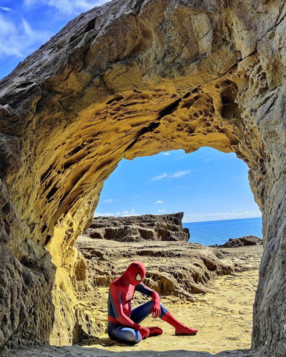 Japanese Spidermanのインスタグラム：「📌鬼ヶ城　三重県（地元）⁡ .⁡ 荒波によって削られた海岸が、階段状に1,2kmも続く。鬼が住んでいそうな雰囲気からこの名前がついたらしい…👹⁡ ⁡ ユネスコ世界遺産ならびに日本百景にも選定⁡ ⁡ 伊勢神宮のついでに是非！🚗⁡ ⁡ 因みに東京から5時間(T_T)⁡ アジア旅行行けちゃうね（笑）⁡ ⁡ #週末ヒーロー#スパイダーマン#マーベル⁡ #ハロウィン#spiderman#marvel#アベンジャーズ#コスプレ#cosplay#紅葉#ヒーロー#ブラックパンサー#アイアンマン#蜘蛛侠#avengers#三重県#観光地#熊野#尾鷲#紀北町#地元」