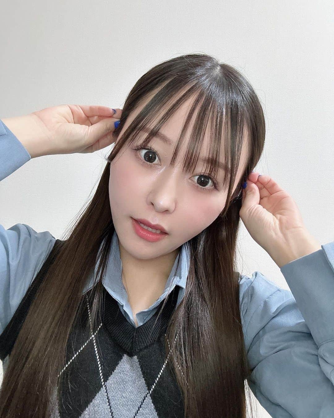 歩乃華（ほのらん）のインスタグラム：「やっほー😞💓 . @a_clinic_ginza の 加藤先生 @aclinic_katoh に 《Aスレッド》を受けて10日が経過しました🌟 痛みも腫れも少なくて、周りからは 顔シュッてした？って言われるくらいです😭💖 メイクするときシェーディング辞めました🥹💓 顔周りのもたつき気になる方に本当におすすめです🥰 また定期的に行きたいと思います！ アラサー頑張ろう！！笑  #aスレッド #糸リフト #aclinic #aclinic銀座 #aclinic横浜 #aclinic新宿 #aclinic名古屋  # aclinic大阪 #aclinic福岡 #aclinic池袋 #aクリニック #エークリニック #小顔  #リフトアップ #美容外科 #美容皮膚科 #美容クリニック #スレッドリフト #小顔整形 #たるみ改善 #加藤礼子」