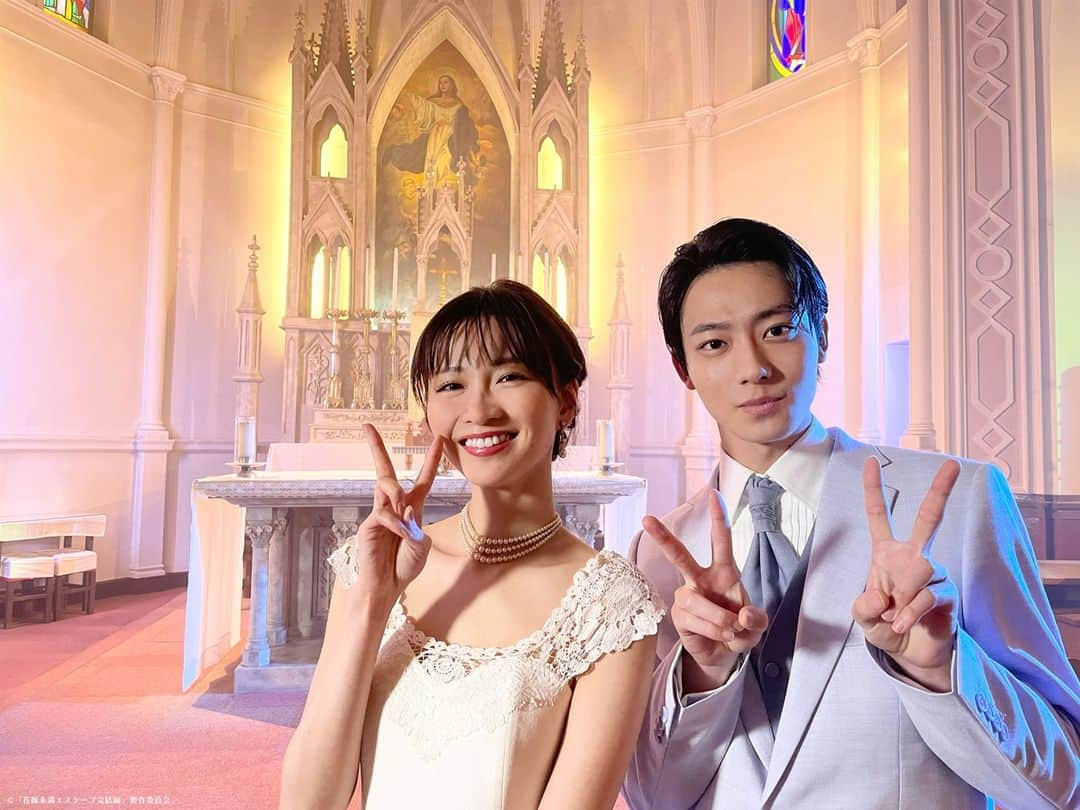 花嫁未満エスケープ完結編のインスタグラム：「. #花嫁未満エスケープ 完結編 👰💍 第１話と最終話でゆうちゃん(#岡崎紗絵)が着ていたドレスも、ドラマ撮影にご協力してくださった「エメスパリ」@emeth_paris さんのドレスです👗✨  ウェディングドレスデザイナーの作良さん(#井上祐貴)の仕事ぶりを見ているので、作良さんがゆうちゃんへの想いを込めて一生懸命作ったのかな、と妄想してキュンキュンしてしまいます💕  #Paravi でシーズン1も全話配信中ですので、ぜひご覧ください😊」