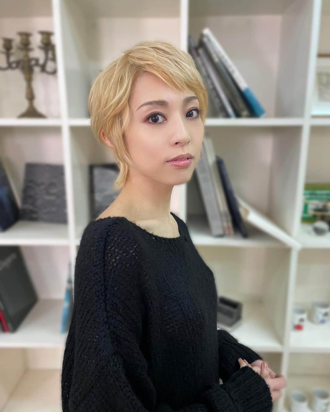 愛加あゆさんのインスタグラム写真 - (愛加あゆInstagram)「今年の4月5月に出演する『BACKBEAT』ビジュアルが公開されました！ 私はアストリッド ・キルヒヘル役をつとめます。  ビートルズメンバーの皆様はもうバンド稽古が始まっていると、現在「CLUB SEVEN」で一緒の上口耕平くんから伺いました。 私もアストリッド の人生やビートルズの音楽、これまでの生涯について触れれば触れる度、心震わされてます。  今年の春は、演出の石丸さんやキャスト、スタッフの皆様の元、どっぷりとビートルズの世界に浸ります。 心して。  よろしくお願いします。  【BACKBEAT（バックビート）】  プレビュー公演 2023年4月23日(日) 江戸川区総合文化センター  大ホール  2023年4月28日(金)～5月3日(水祝) 兵庫県立芸術文化センター  阪急 中ホール  2023年5月6日(土)～5月7日(日) 市民会館シアーズホーム夢ホール (熊本市民会館)　大ホール  2023年5月20日(土)～5月21日(日) 枚方市総合文化芸術センター  関西医大 大ホール  2023年5月24日(水)～5月31日(水) 東京建物 Brillia HALL  #舞台 #backbeat #バックビート #メインビジュアル解禁  #ビートルズ #thebeatles #石丸さち子 さん #森大輔 さん #戸塚祥太 さん（#abcz） #加藤和樹 さん #辰巳雄大 さん（#ふぉーゆー） #JUON さん（#fuzzycontrol） #上口耕平 さん #鍛冶直人 さん #東山光明 さん #西川大貴 さん #加藤将 さん #工藤広夢 さん #尾藤イサオ さん #愛加あゆ #アストリッドキルヒヘア #astridkirchherr」2月2日 16時42分 - manaka_ayu