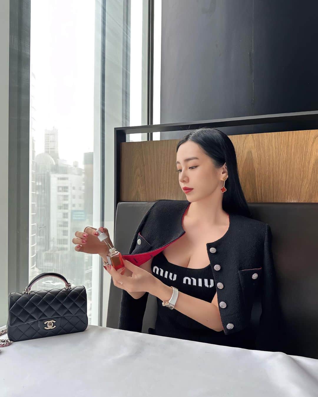megbabyのインスタグラム：「もう少ししたら 私からのLOVEをみんなにお届けできる予定❤🍫🫶🏻  この投稿にコメントをしてくれたMEGOOD BEAUTIESの中から5名様に新商品と私からの愛のこもったラブレター💌をプレゼントしちゃいます🌹😘  受けとってくれるかな？🥺💌🎁  詳しくは昨日のインスタライブを見てみてね👉🏻 @megood__beauty   #MEGOODBEAUTY #mgbskin」