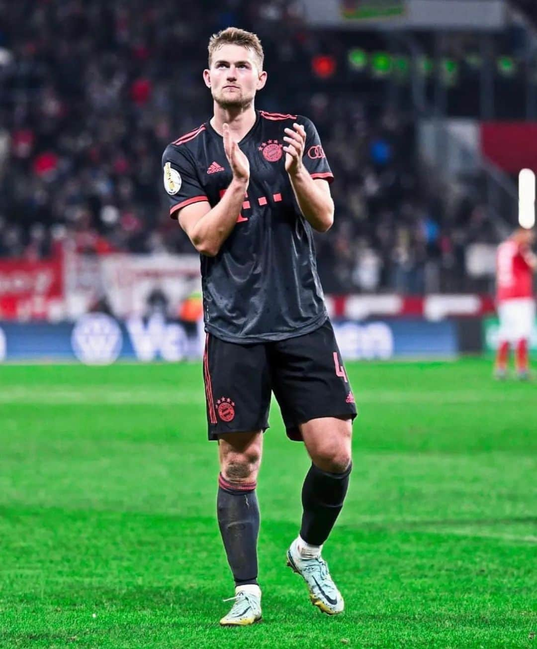 マタイス・デ・リフトさんのインスタグラム写真 - (マタイス・デ・リフトInstagram)「Off to the quarter-finals! Big performance from everyone, this is the way to go 🔴⚪️ #FCBayern #MiaSanMia」2月2日 16時59分 - mdeligt_