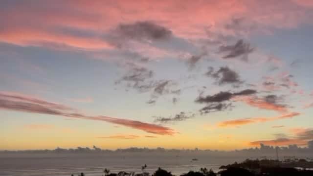 伊東美咲のインスタグラム：「#Hawaii #夕焼け #サンセット #ハワイの夕焼け #マジックアワー  日没後のマジックアワー、 幻想的ですよね。 この時間帯にランニングをしたり、家族とビーチで過ごす方も多いハワイです。」