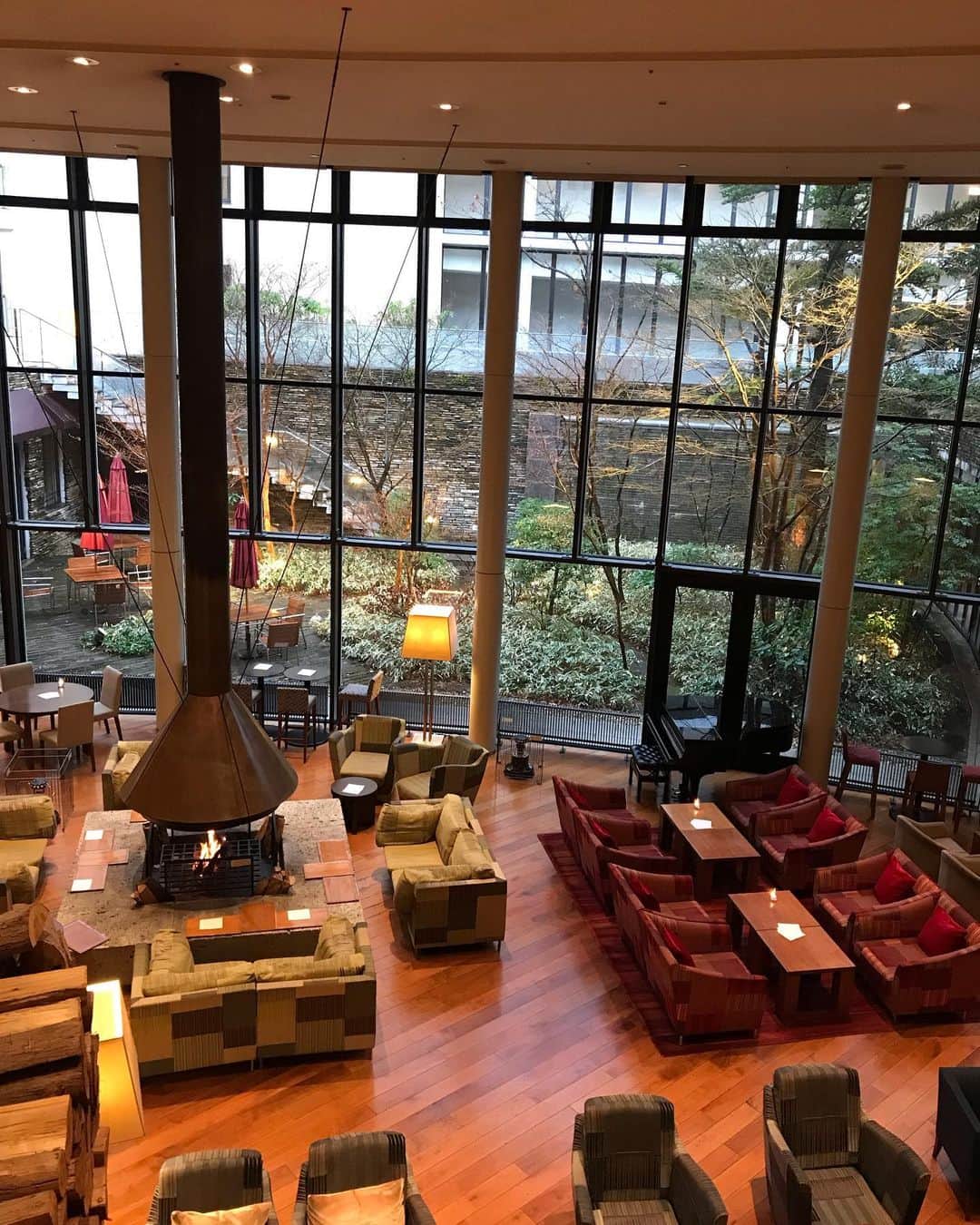 ハイアット リージェンシー 箱根 リゾート＆スパのインスタグラム：「2月になり、寒い日が続いてますね。暖炉に火が灯り、夕方の静かな時間のリビングルームです。⁣ ⁣ 詳細は @hyattregencyhakone から。⁣ ⁣⁣ #hakone #箱根 #mountains #ホテル #リゾートホテル #日本 #japan #温泉#onsen #onsen♨️ #resort #luxury #hyattregencyhakone #ハイアットリージェンシー箱根 #hyatt #ハイアット #hyattregency #worldofhyatt #リビングルーム #箱根の我が家 #暖炉 #灯 #優しい空間」
