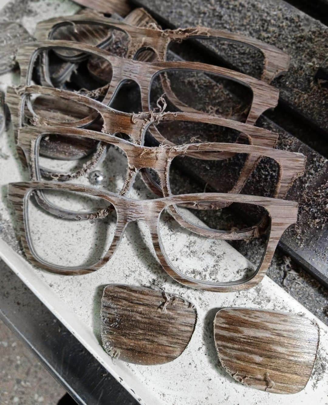 のインスタグラム：「Hey y'all – long time no see!⁠ Wanted to share this proccess pic with you, sent from our production team that was cutting out some new Canby frames. This is right after the wood and carbon fiber were pressed and laminated, and then they each get hand-sanded to buttery-soft perfection. It's a labor of love for us.」