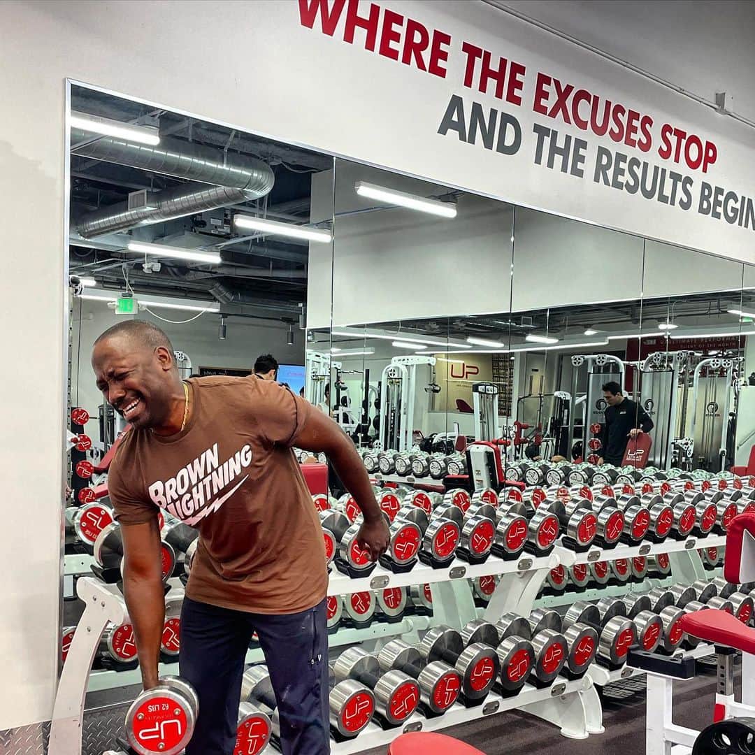 ラモーネ・モリスのインスタグラム：「Back at it. Tossing weights around like I always do. This isn’t painful.」