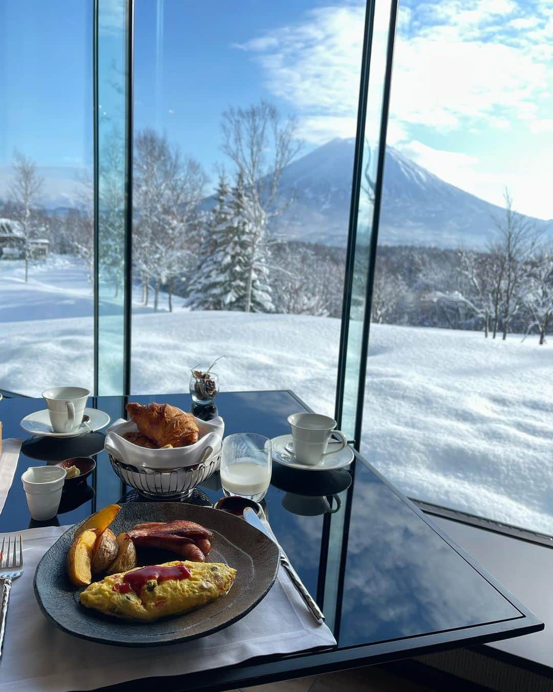 神田藍香のインスタグラム：「𝐇𝐢𝐠𝐚𝐬𝐡𝐢𝐲𝐚𝐦𝐚 𝐍𝐢𝐬𝐞𝐤𝐨 𝐯𝐢𝐥𝐥𝐚𝐠𝐞 𝐑𝐢𝐭𝐳 𝐂𝐚𝐫𝐥𝐭𝐨𝐧 ⁡ 朝は羊蹄山を見ながら優雅にモーニング🍴💕 普段は和食なんだけどたまにはと思って洋食🥐 ボリューム満点で朝から幸せでした☕️✨ ⁡ ⁡ ⁡ .」