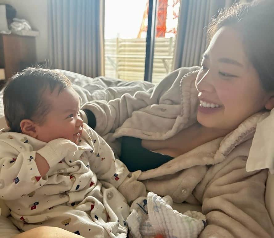 May Pakdee メイ パクディのインスタグラム：「Our first 2 month with Annabel xx what a precious time 😌💕 We are so very lucky to have you Bel xx . . . . ベルちゃん生後2ヶ月経ちました✨愛しすぎて言葉に出来ないぐらい🥹ハッピー2ヶ月！」