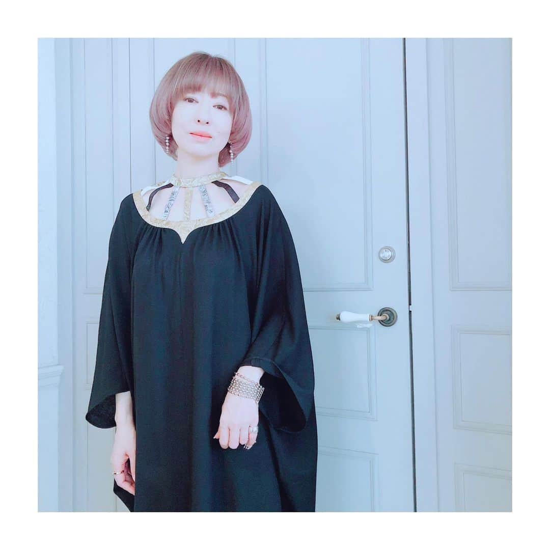 松雪泰子のインスタグラム：「夕暮れに、手をつなぐ #浅葱塔子 #Designer  hair make design @akeminakano__official   空豆の母、Parisで活躍する Designer  今回は劇中の塔子のブランド コルザの衣装  fumietanakaさんに全てのシーンをご協力頂いています...。  素敵なお洋服の数々...fumieさん ありがとうございます....。  2023ssのラインナップの中からもお衣装登場します 素晴らしいcollection lの数々 ありがとうございます...。  ドレス、ボトム、バングル @fumietanaka_jp  ピアス、リング @georgjensen  シューズ @manoloblahnik  コート、サロペット @fumietanaka_jp  黒のバッグ @maisonvalentino   ピアス、ネックレス @gigi.jewelry  サングラス @JACK_JOAT」