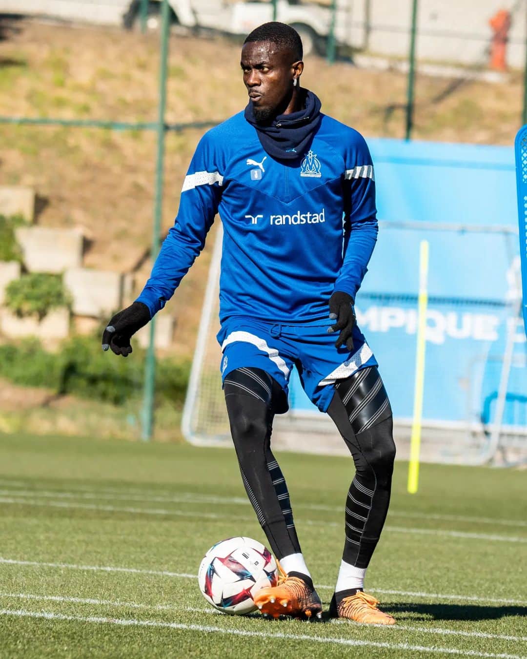 エリック・バイリーのインスタグラム：「Focused. 🎯⚽」