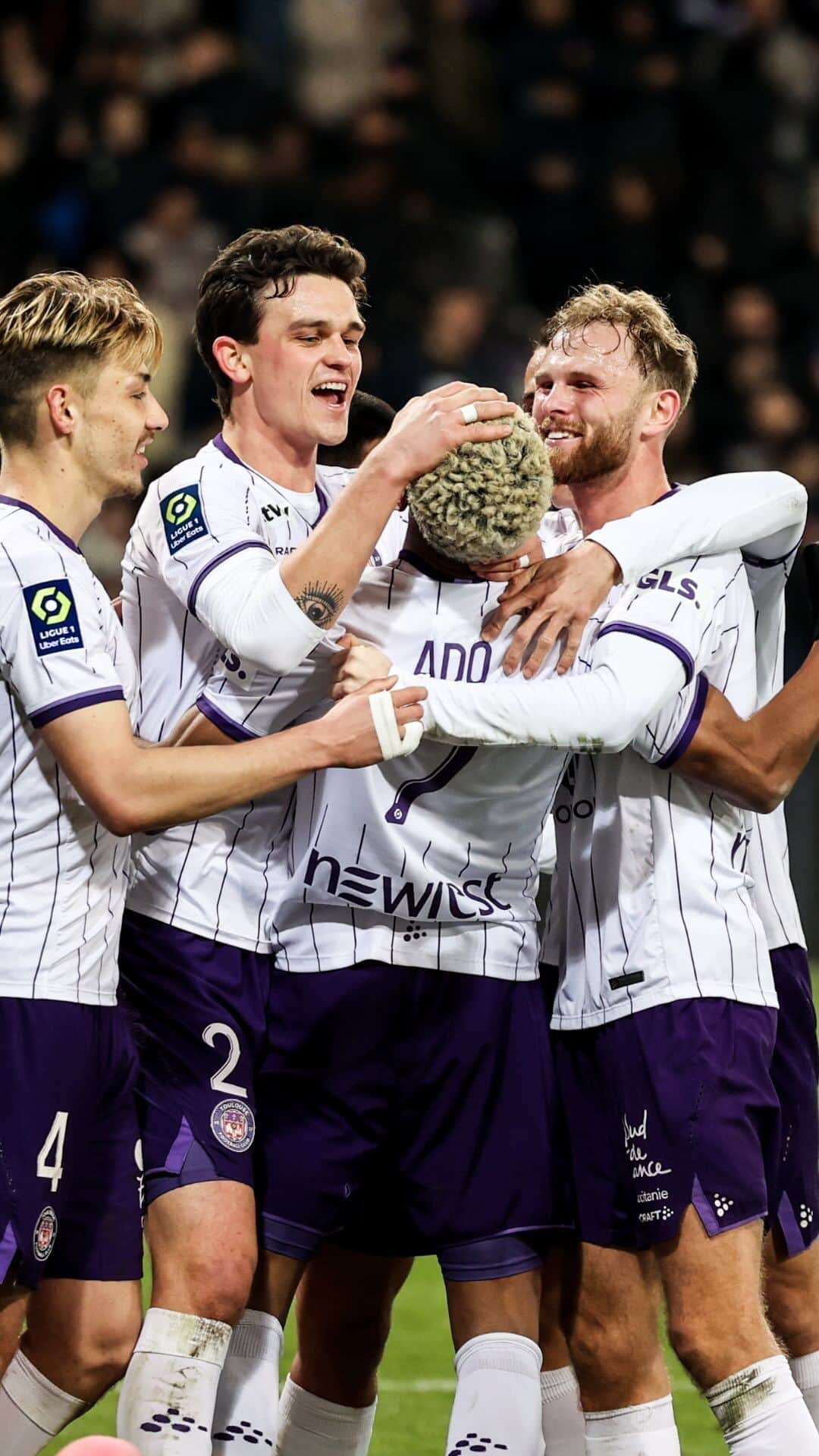 のインスタグラム：「La joie de tout un groupe pour Ado, après son premier but en @ligue1ubereats !  Tout un symbole 💜  #DeboutToujours 😈 #Ligue1 #Toulouse」