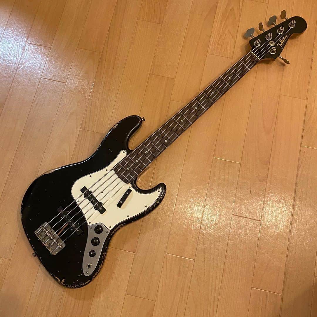 のインスタグラム：「1月末はレコーディング続きで 一段落しまして・・・ MUSICLAND KEY楽器渋谷店さんに お迎えしに行ってきました Fullertone JAY-BEE 5st フレットをステンレスでお願いしまして このシリーズではステンレスは初との事で サウンドも狙っていた所に行きました◎  とても嬉しい☺︎  #MUSICLANDKEY #Fullertone #TsubasaGuitar #Bass #Mynewgear」