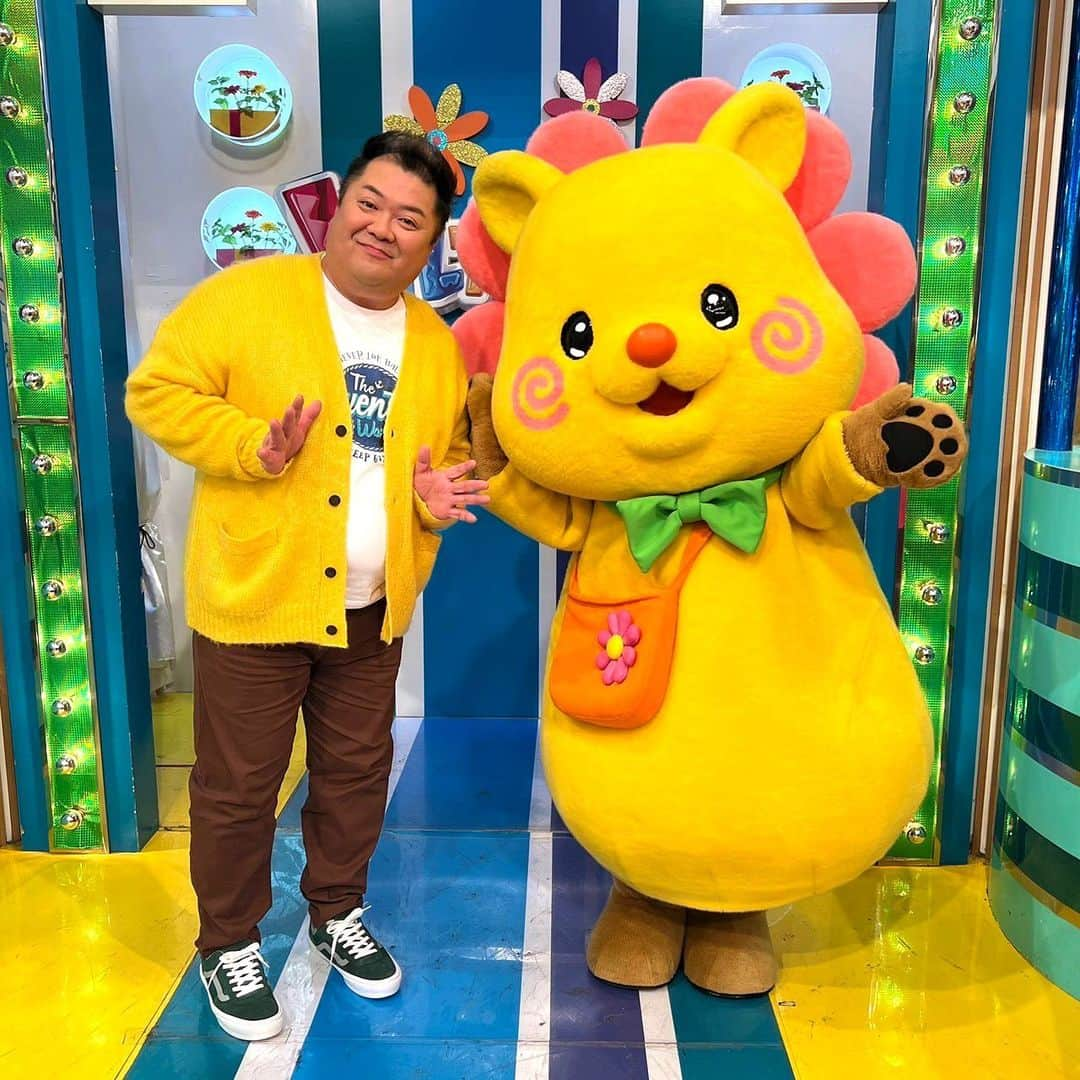 日本テレビ「ヒルナンデス！」のインスタグラム：「. 2月のマンスリーゲストはブラックマヨネーズの#小杉竜一 さん！ヒーハー🔥ハピとおそろいの黄色のカーディガンがお似合いです💛  友近さんと蛍原さん、食にホテルに温泉にと河口湖を大満喫していましたね〜！！ほうとうのお店は私もお気に入りです🥰  #山口もえ さん、#中村仁美 さん、そして#大沢あかね さんによる大沢女子会！値段や使い道、洗いやすさなどなど、家電を評価する目線が的確かつとっても正直で面白かったです🤣  そして！すでに今年2回目の福袋企画🥳どれもお得で中身を見る瞬間はどれもワクワクしました！  🌼明日のヒルナンデスは〜？🌼  ①東京アナバグルメさんぽ  ②超限定マーケティング  ③ゴールデンティーチャー  #ヒルナンデス #浦野モモ (C)日本テレビ」